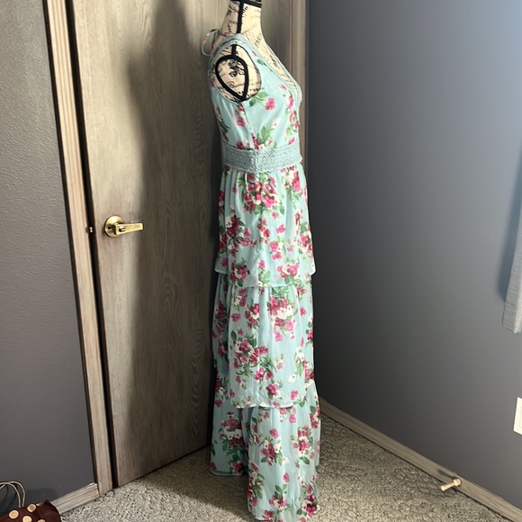 Beautiful Floral Maxi Dress NWT - Picture 11 of 16